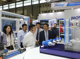 京城機(jī)電黨委書(shū)記、董事長(zhǎng)阮忠奎一行蒞臨華德液壓展位參觀調(diào)研